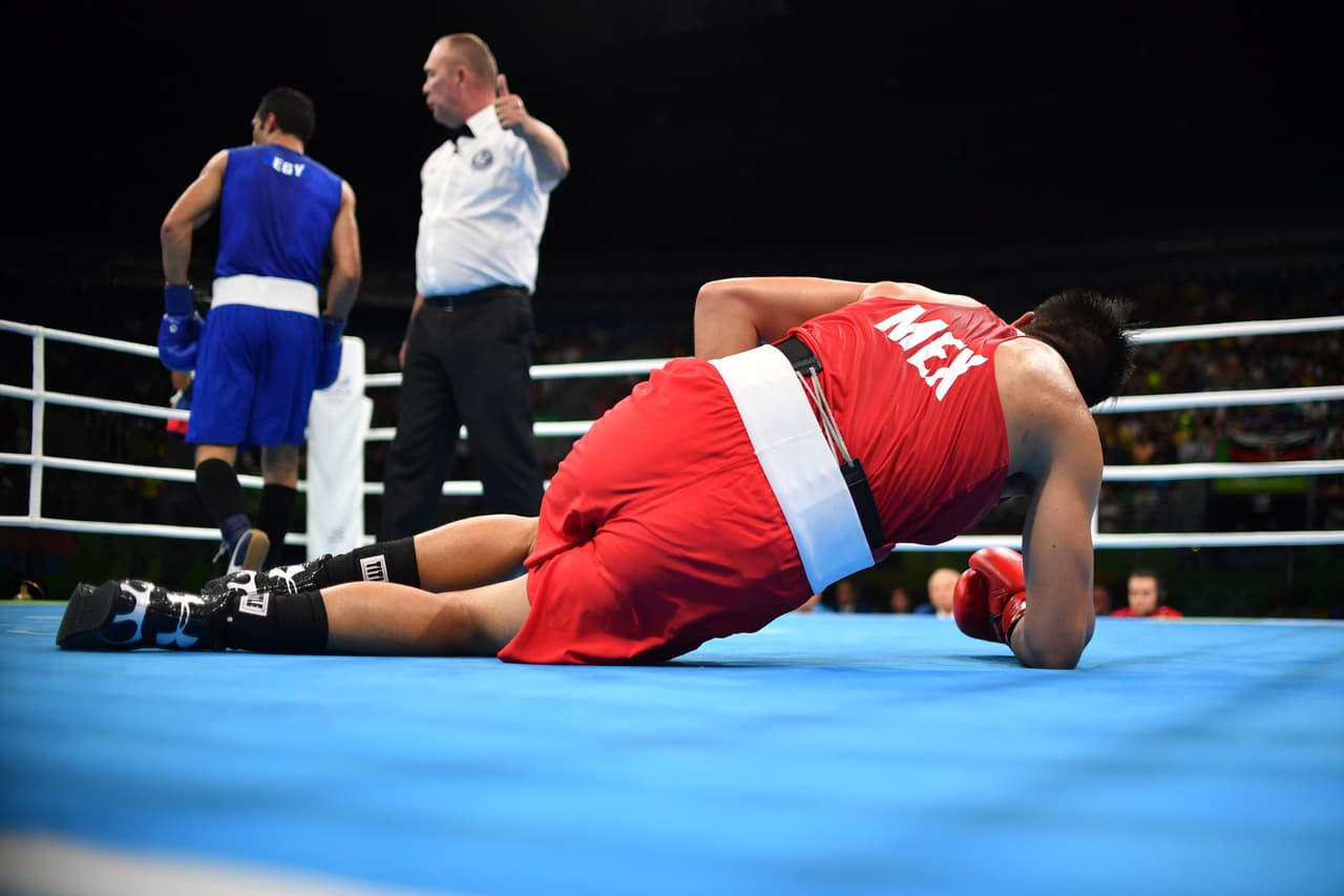 Misael cayó al piso tras recibir un puñetazo en sus partes nobles pero no tardó en levantarse para seguir con la contienda pese al golpe bajo que le propinó el boxeador egipcio.