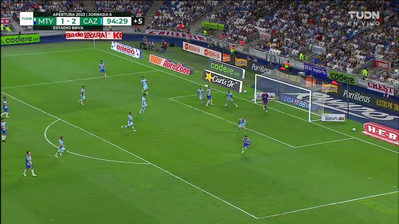 ¡CERCA! Maximiliano Meza disparó que se estrella en el poste.