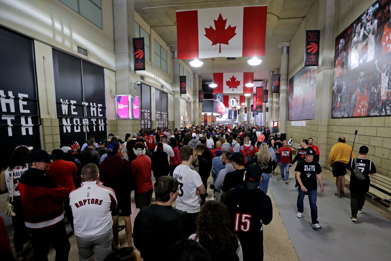 Los aficionados de los Raptors le dieron un toque muy especial a la previa del Juego 2 de las Finales de la NBA dentro y fuera de la Scotiabank Arena. Y dentro del recinto, los jugadores tanto de Toronto como de Golden State afinaban detalles con los calentamientos para estar listos a la hora del Tip-Off.