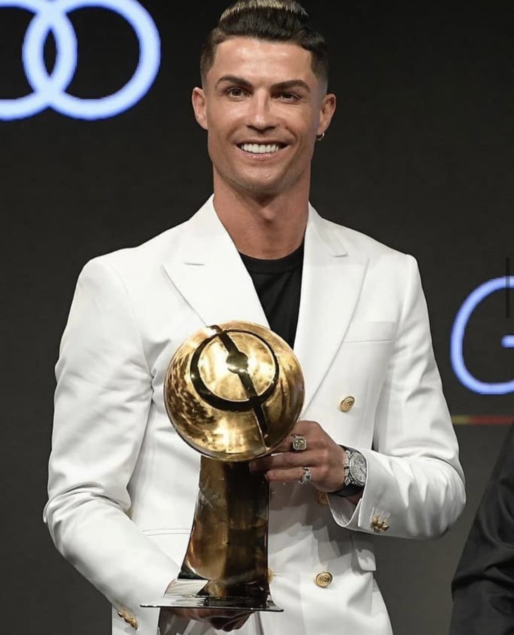 El portugués, Cristiano Ronaldo, acostumbra lucir lujosos relojes además de todos los diamantes que porta en pulseras, anillos y aretes.