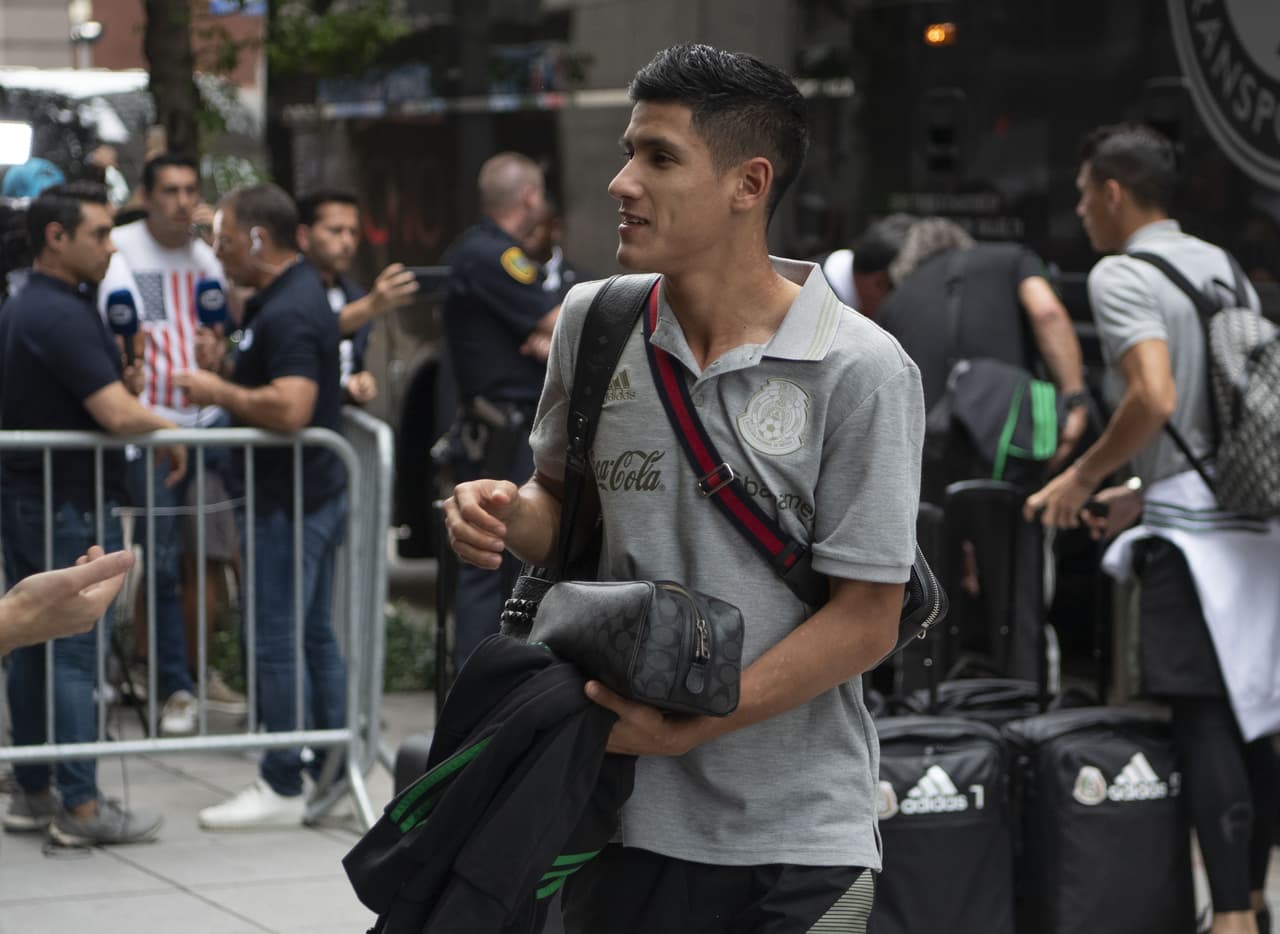 Los futbolistas de la Selección de México arribaron a la ciudad de Houston, donde el sábado entrante se medirán a la de Costa Rica para dirimir un boleto a las Semifinales de la Copa Oro 2019. Entre gritos, porras y mucho entusiasmo, la afición recibió de esta manera a los seleccionados mexicanos.