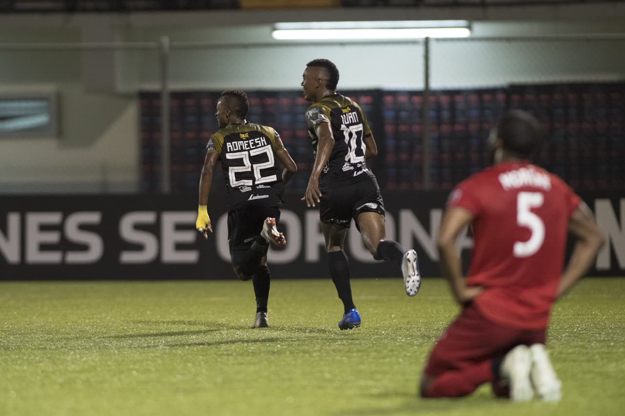 A los 52 minutos Ivey Romeesh (22) se encargó de marcar el 3-0 en favor de la oncena panameña que estaba en un nivel increíble.