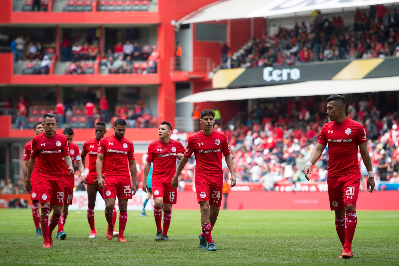 Sin embargo, a pesar de tener durante el primer tiempo un jugador de más, Toluca se tuvo que resignar a irseal descanso con la igualdad en casa.