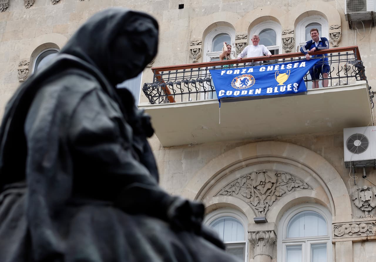 Otros hinchas ingleses han pagado por viajes en vuelos fletados por sus clubes parte de un paquete que cuesta 979 libras (unos 1,240 dólares), o están usando métodos más indirectos.