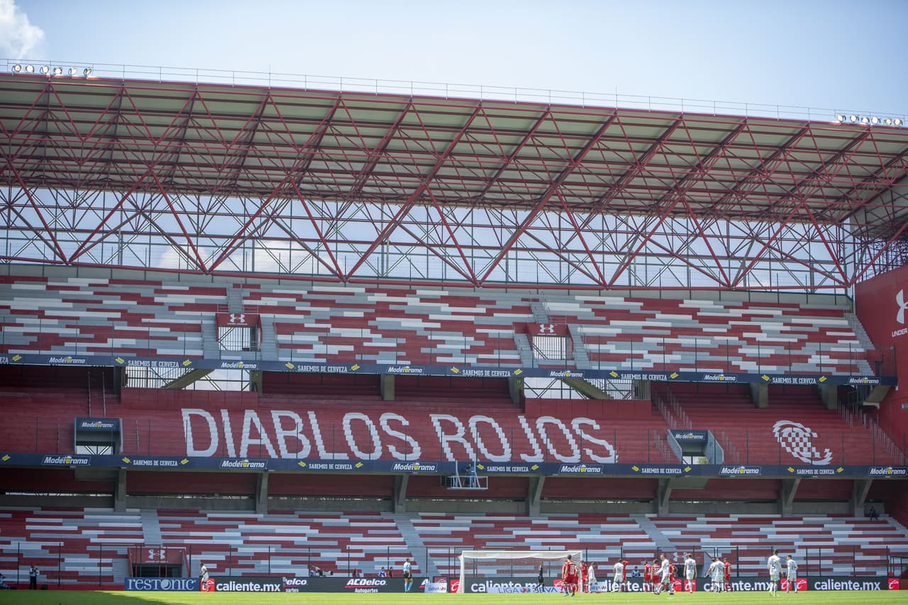 El remodelado estadio de los Diablos Rojos del Toluca se ve tan inmenso pese a ser de los más pequeños del futbol mexicano.
