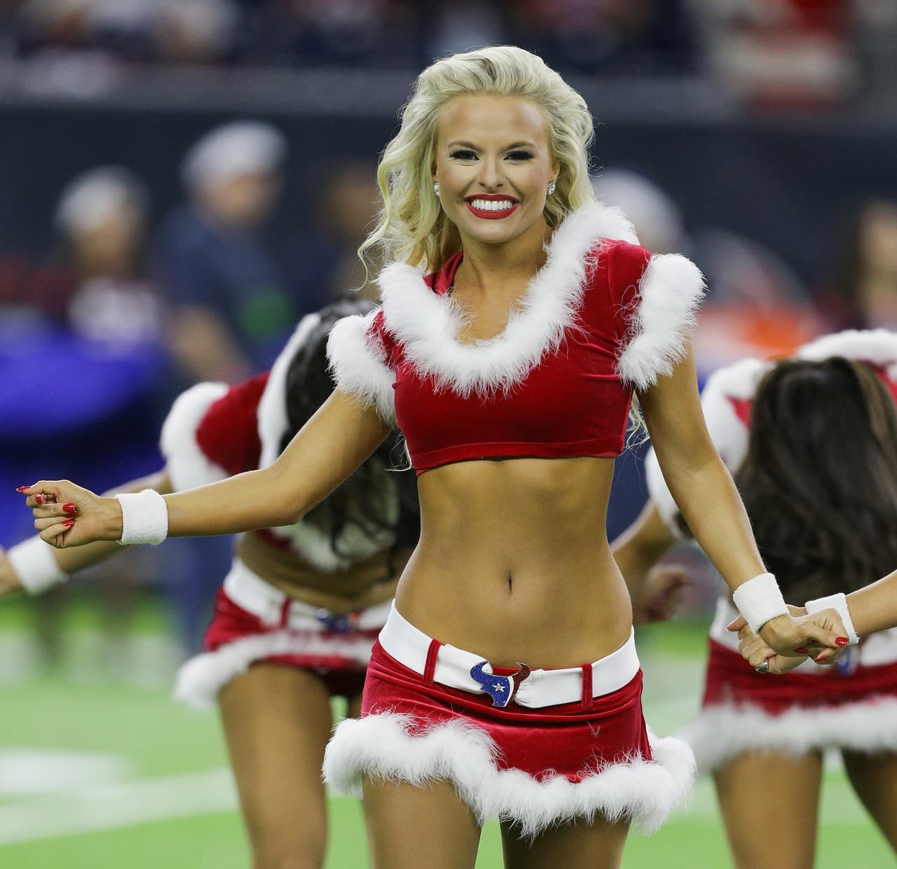 Los colores de la Navidad y personajes representativos como Santa Claus, el Grinch y los renos estuvieron en la jornada de la NFL, que tuvo en la belleza de las animadoras y la alegría de los fanáticos la combinación perfecta.