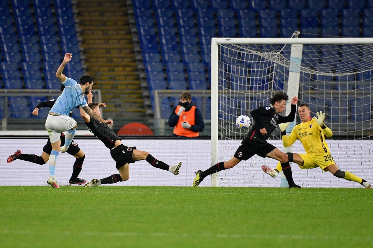 Lazio despachó en casa al Bolonia 2-1. Luis Alberto Romero (54’) abrió el marcador e Immobile (76’) creció la diferencia; Lorenzo De Silvestri (90+1’) descontaba hacia el final.