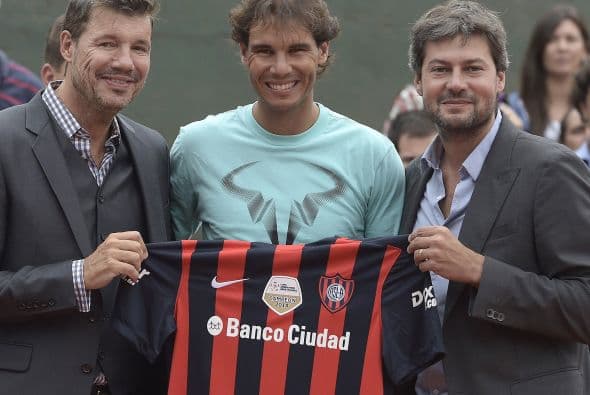 Nadal jugó un dobles en pareja con el alcalde de Buenos Aires, Mauricio Macri, precandidato presidencial del opositor partido PRO (derecha) para las elecciones generales del 25 de octubre.