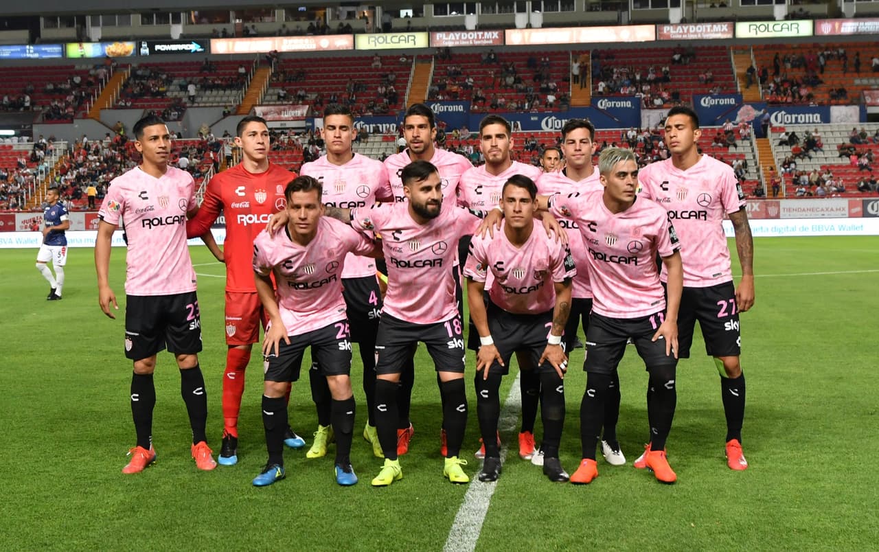 El equipo local saltó al terreno de juego con esta alineación de inicio.