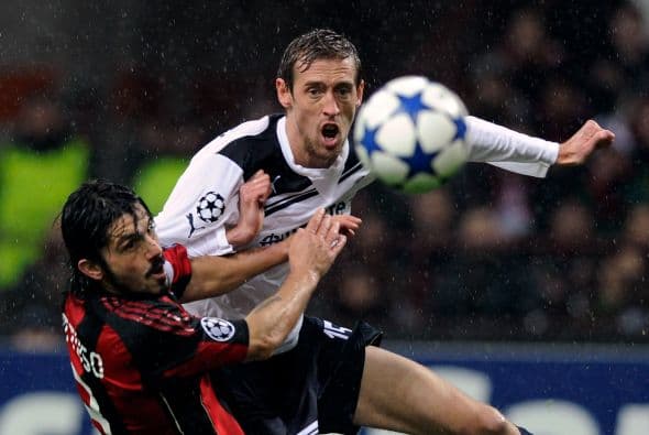 El 'Robot' fue un roble ante el Milan y aguantó los golpes de Gennaro Gatusso.