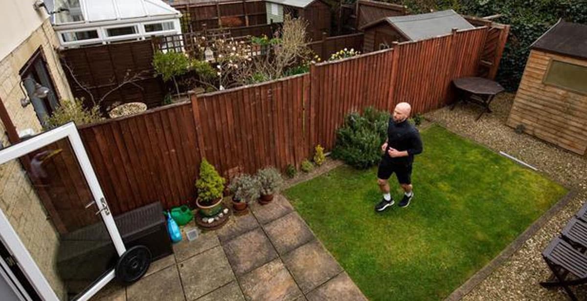 James Campbell corrió un maratón ¡en el jardín de su casa!