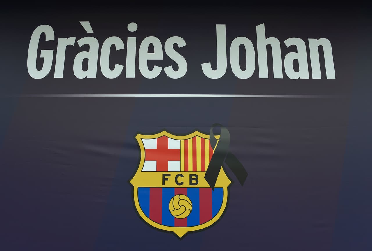 El barcelonismo en particular, y el fútbol, en general, ha empezado a despedirse hoy de Johan Cruyf, cuya figura ha congregado a más de 15.000 seguidores en el Camp Nou en el espacio de condolencias habilitado por el club y que se mantendrá abierto hasta el próximo martes.