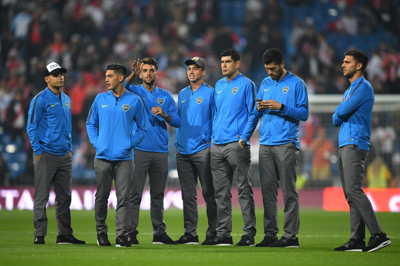 MADRID, SPAIN - DECEMBER 09: Boca Juniors players walk on the pitch prior to the second leg of the final match of Copa CONMEBOL Libertadores 2018 between Boca Juniors and River Plate at Estadio Santiago Bernabeu on December 9, 2018 in Madrid, Spain. Due to the violent episodes of November 24th at River Plate stadium, CONMEBOL rescheduled the game and moved it out of Americas for the first time in history. (Photo by Matthias Hangst/Getty Images)
