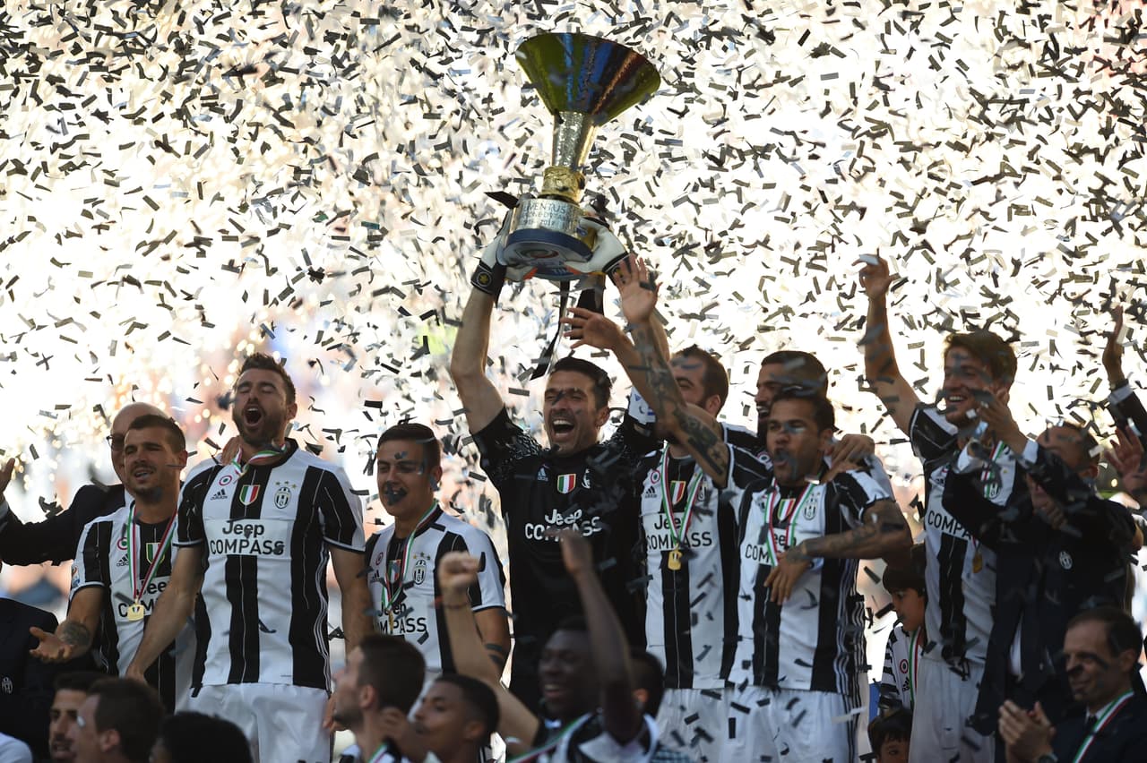 Juventus levantó su sexto trofeo como campeón de manera consecutiva en la Serie A de Italia luego de hacerse inalcanzable a falta de una fecha para el final del campeonato.
