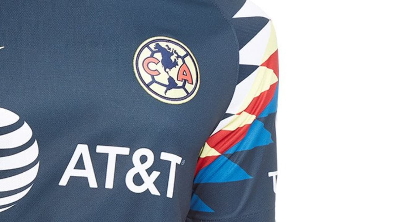 Después de varios rumores y filtraciones, por fin se dio a conocer la primera de las playeras del América para la próxima temporada. Como en el antepasado curso, los patrones de plumas de Águila vuelven en este jersey de visitante con los colores característicos del club.