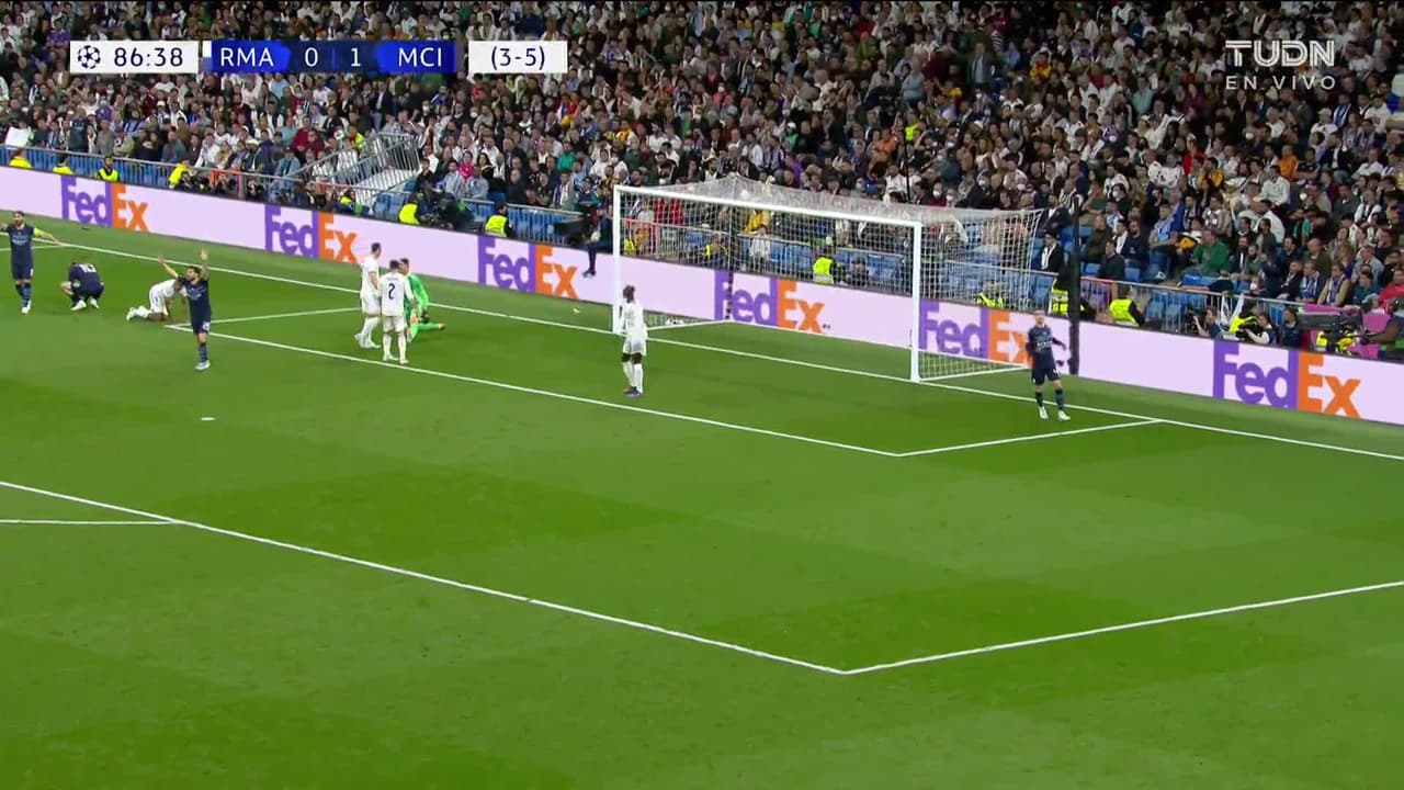 ¡TIRO ATAJADO! disparo por Jack Grealish.