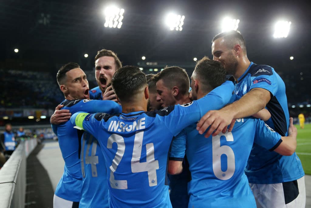 Los jugadores del Napoli festejan junto al delantero belga.