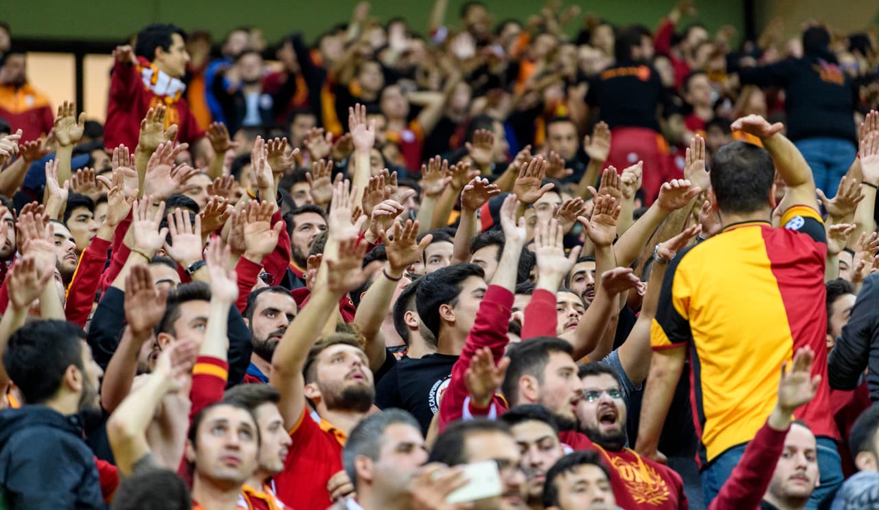 Los fanáticos locales respondieron con creces en esta jornada llegando miles de ellos a su estadio para apoyar al equipo.
