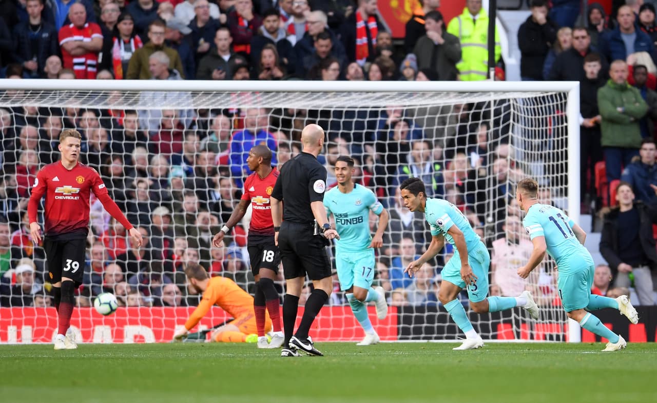 Pero faltaba más. Yoshinori Muto puso el 2-0 al minuto 10 en una jugada en la que la defensa local durmió una siesta profunda.