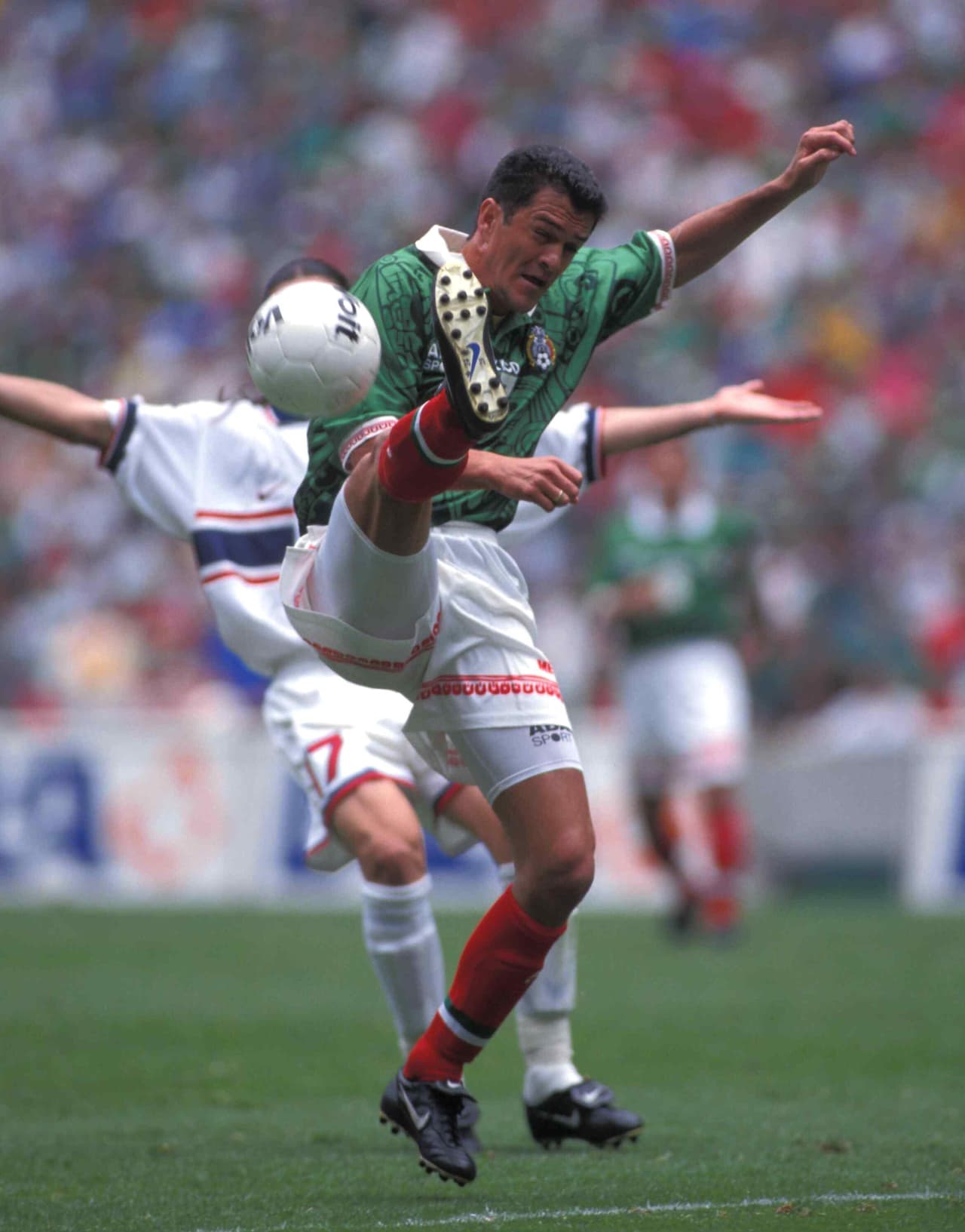 El juego aéreo azteca fue neutralizado por el juego aéreo de las barras y las estrellas.