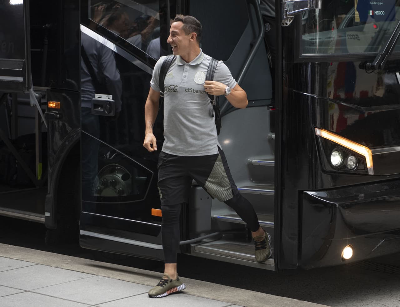 Los futbolistas de la Selección de México arribaron a la ciudad de Houston, donde el sábado entrante se medirán a la de Costa Rica para dirimir un boleto a las Semifinales de la Copa Oro 2019. Entre gritos, porras y mucho entusiasmo, la afición recibió de esta manera a los seleccionados mexicanos.