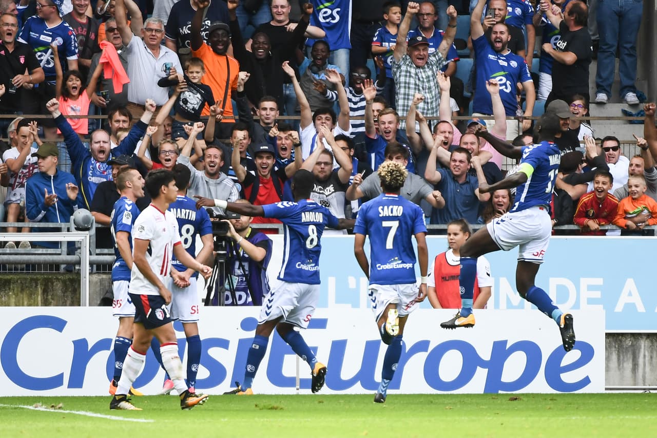 A la salida de un lanzamiento de tiro de esquina en el minuto 74 la defensa del Lille hizo agua y permitió el 1-0 del Estrasburgo.