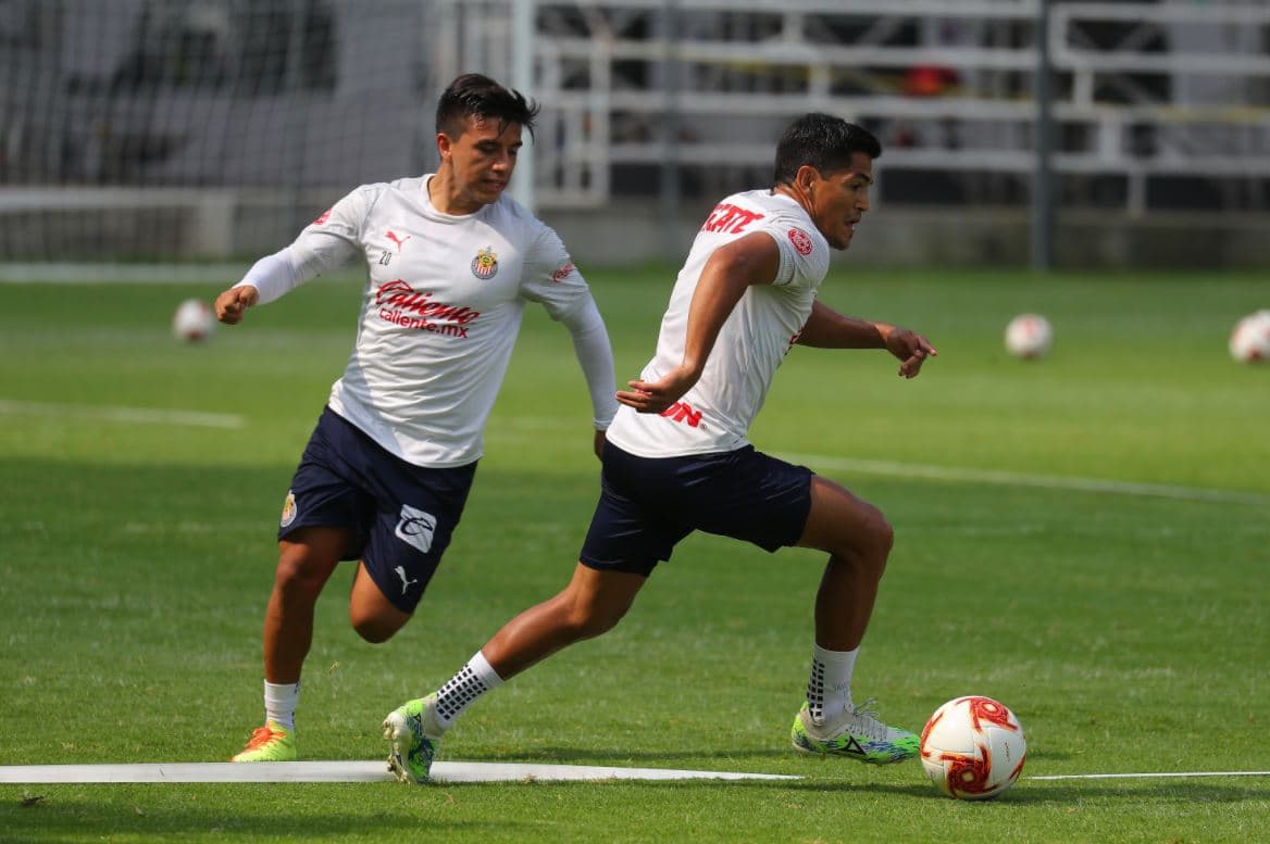 Fernando Beltrán persigue a Jesús Sánchez en un entrenamiento de Chivas.