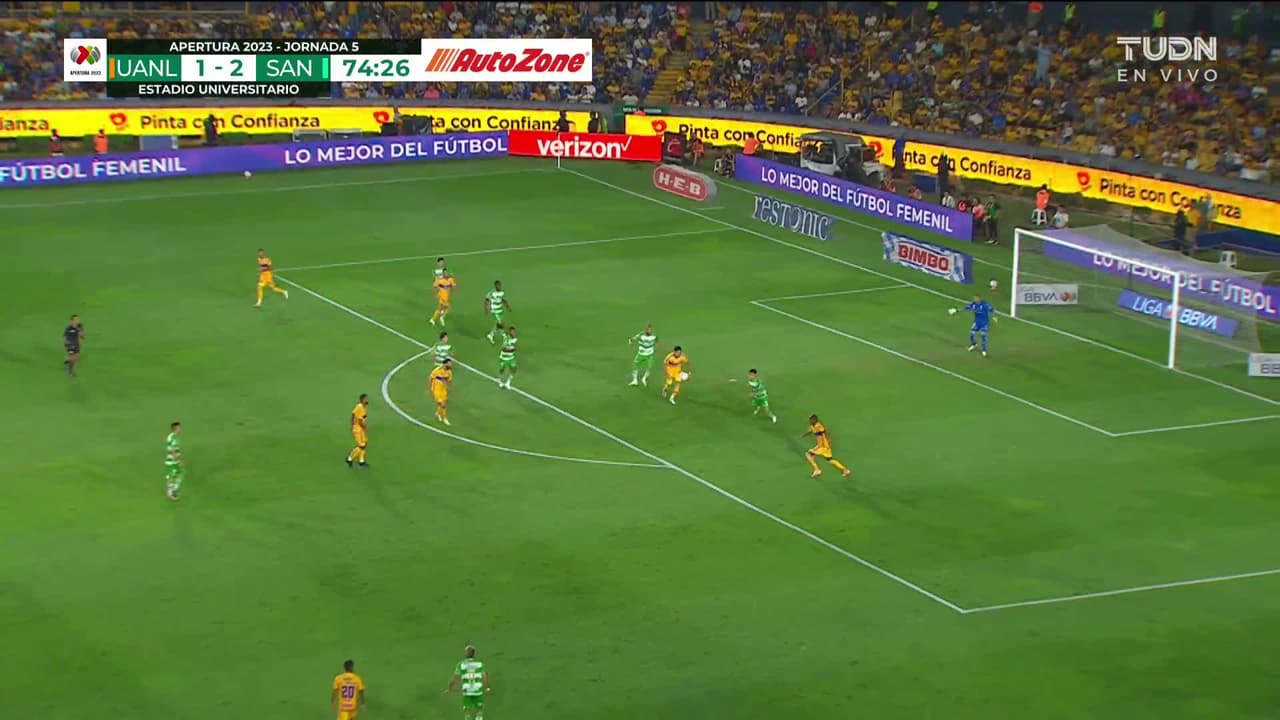 ¡TIRO ATAJADO! disparo por Luis Quiñones.