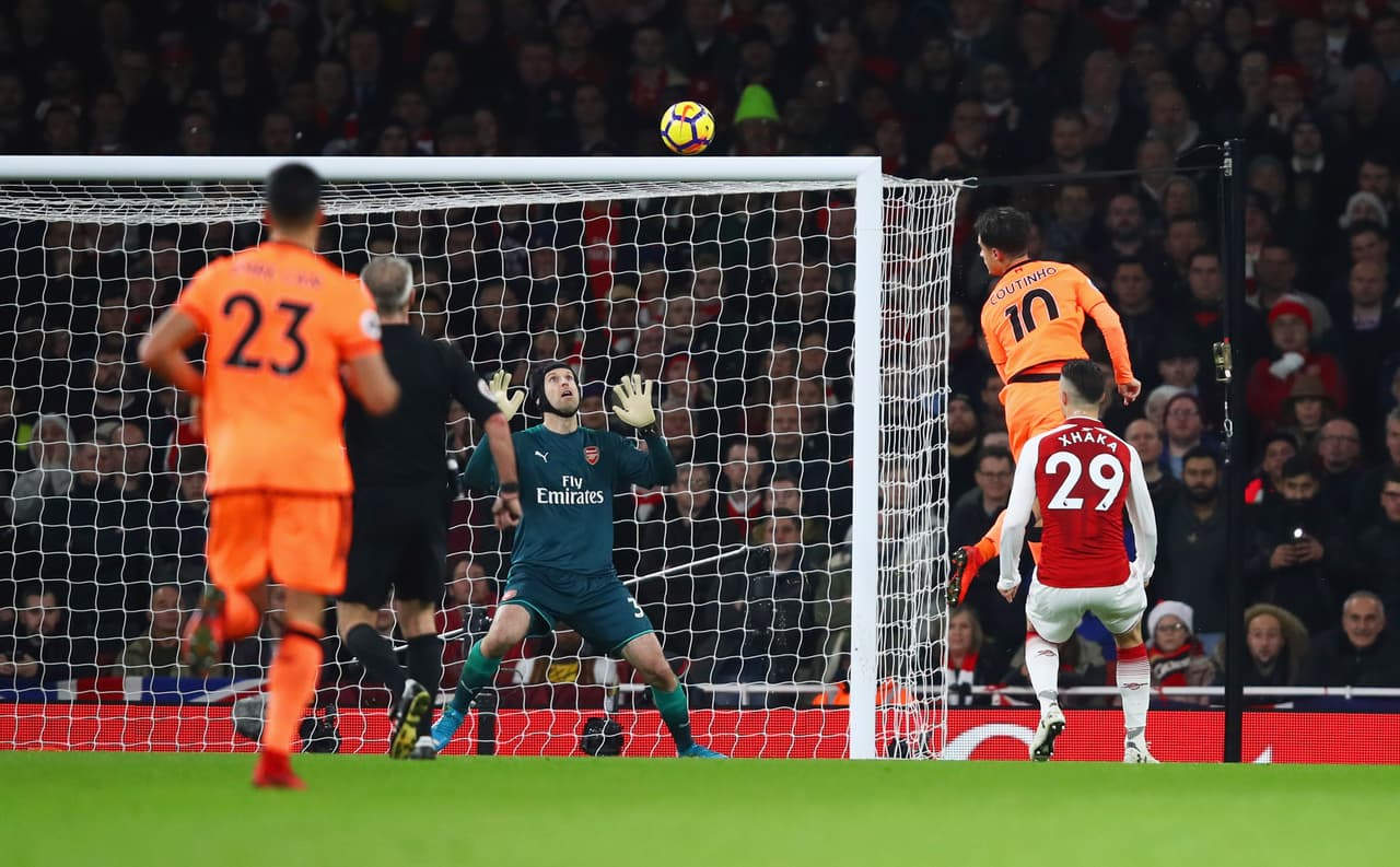 Al minuto 26, justamete, Philippe Coutinho abrió el marcador con este cabezazo para superar a Cech.