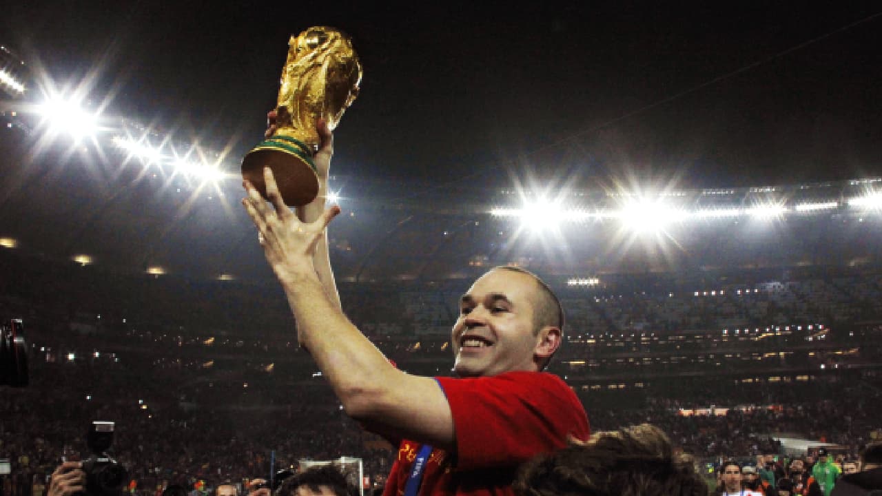 8 Andrés Iniesta | Con Barcelona logró 32 títulos, entre ellos nueve ligas, cuatro Champions y tres Mundiales de Clubes. Además, conquistó la Eurocopa del 2008, el Mundial del 2010 y la Eurocopa del 2012.
