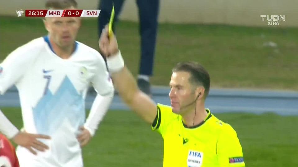 Tarjeta amarilla. El árbitro amonesta a Goran Pandev de North Macedonia