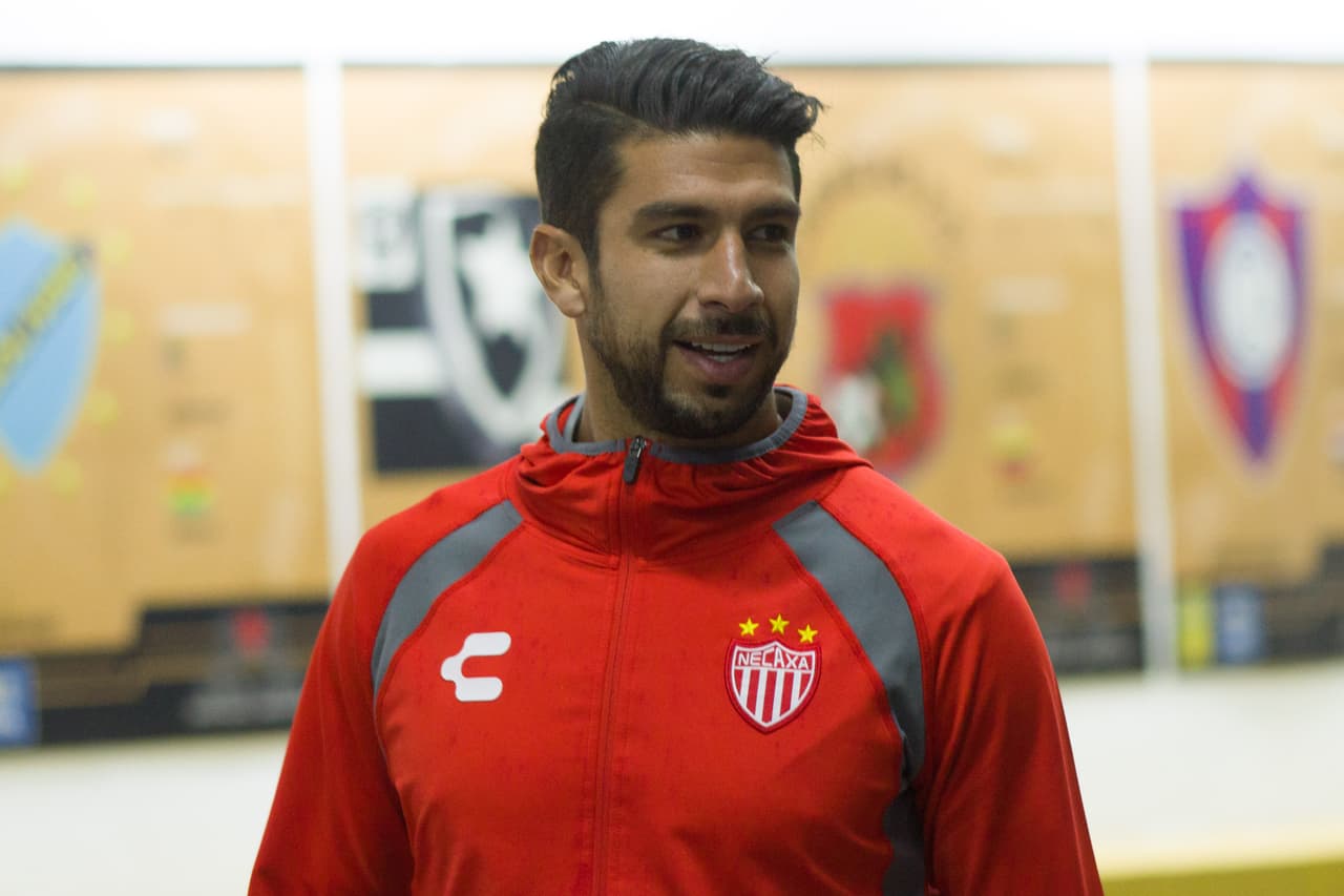 Sin tener que lidiar, en ese momento, con la lluvia llegaron los jugadores visitantes. Aquí un sonriente Eduardo Herrera de los Rayos del Necaxa.