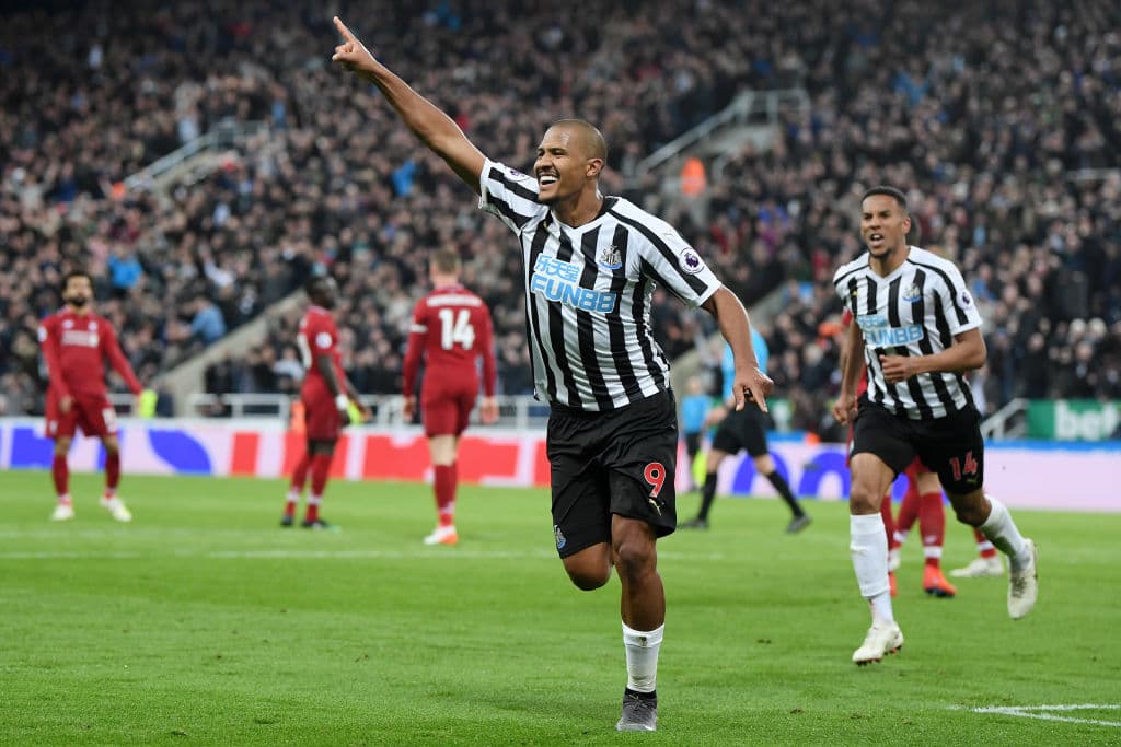 El venezolano Salomón Rondón
<b> </b>será nuevo jugador del Dalian Yifang comandado por el técnico Rafa Benítez, según Sky Sport. El atacante venezolano que la pasada temporada jugó en las filas del Newcastle cedido por el West Brom, se reencontrará de nuevo con el entrenador madrileño.
