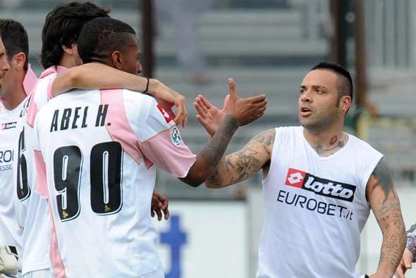 A tres minutos del final perdía, pero con goles de Abel Hernández y Fabrizio Miccoli.