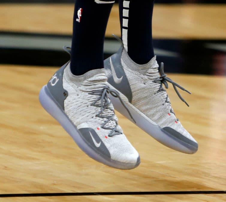 El delantero canadiense de los Minnetoa Timberwolves Andrew Wiggins, en el partido ante los San Antonio Spurs en AT&T Center, portando unos Nike KD.