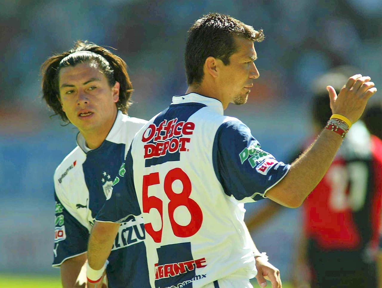 En 2005 jugó 15 partidos y marcó ocho goles con su siguiente club que fueron los Tuzos del Pachuca.