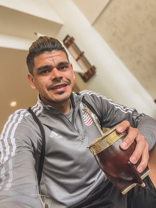 Siempre es un buen momento para que Gustavo Bou disfrute de un mate bien cebado.