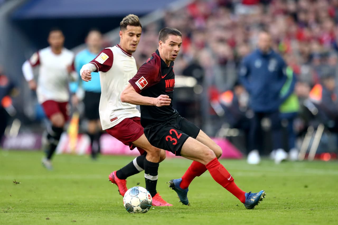 Raphael Framberger reta a Philippe Coutinho.