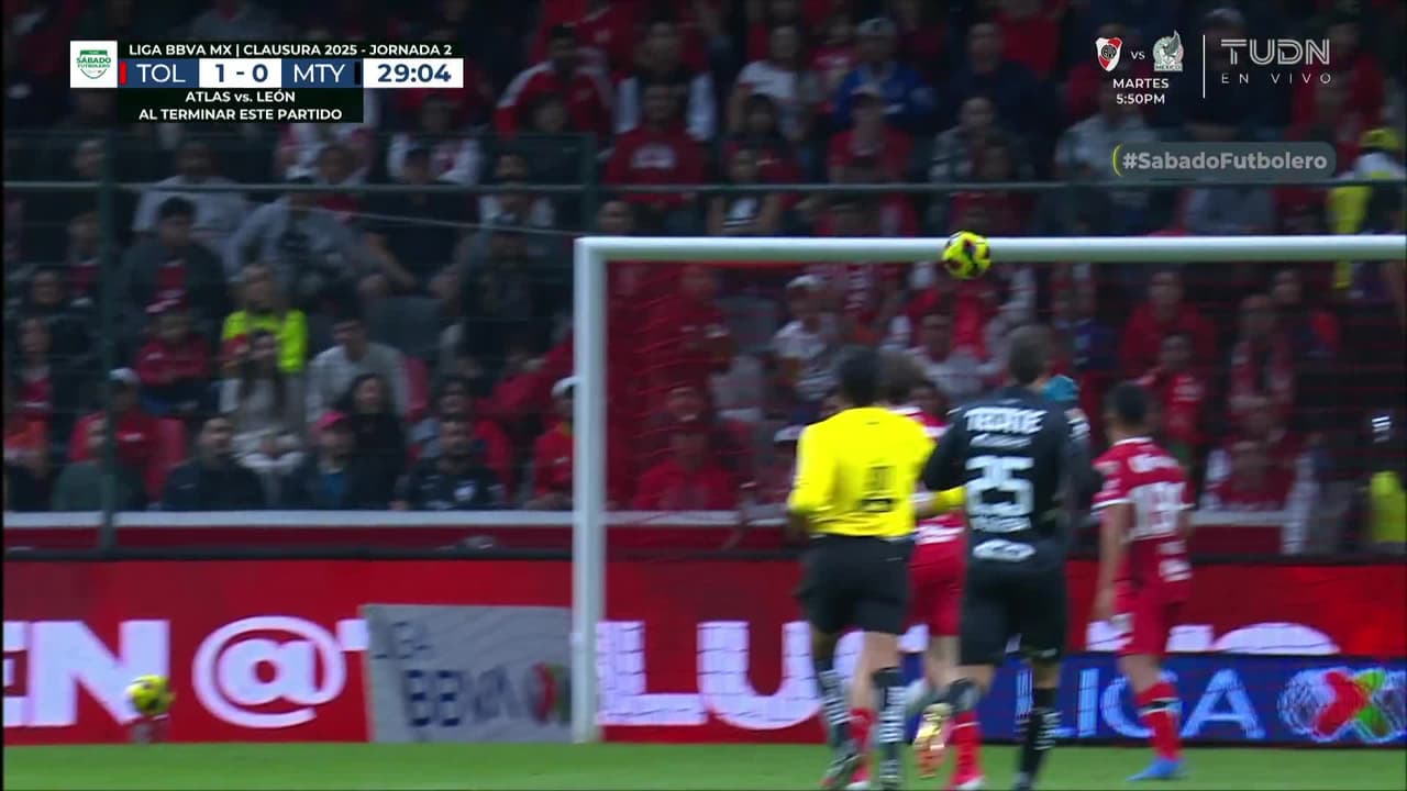 ¡Canales lo intenta de fuera del área! Su tiro se va por encima