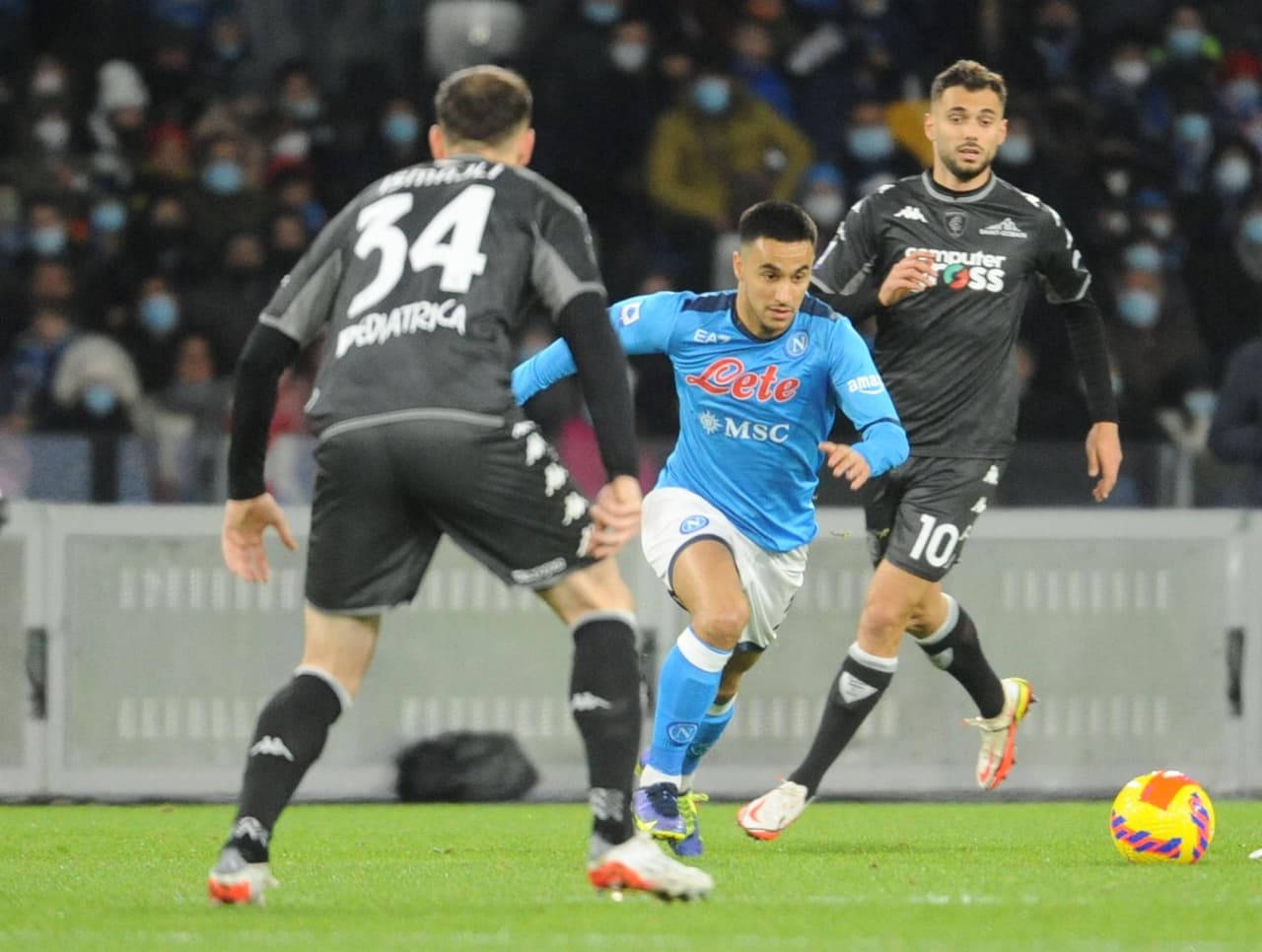 Napoli cae ante el Empoli por la mínima y se aleja de los primeros puestos en la Serie A, pero siguen cerca de puestos europeos. Patrick Cutrone anotó el tanto del gane al 70'. Hirving Lozano jugó 63 minutos.