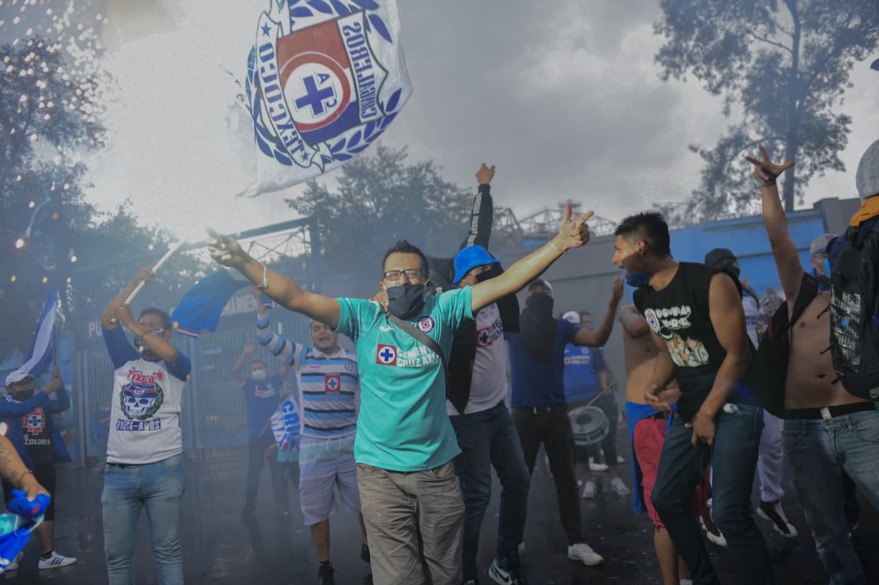 Algunos aficionados de la Máquina del Cruz Azul hicieron un pequeño viaje desde ecatepec para apoyar a sus futbolistas minutos antes de que inicie el clásico joven.