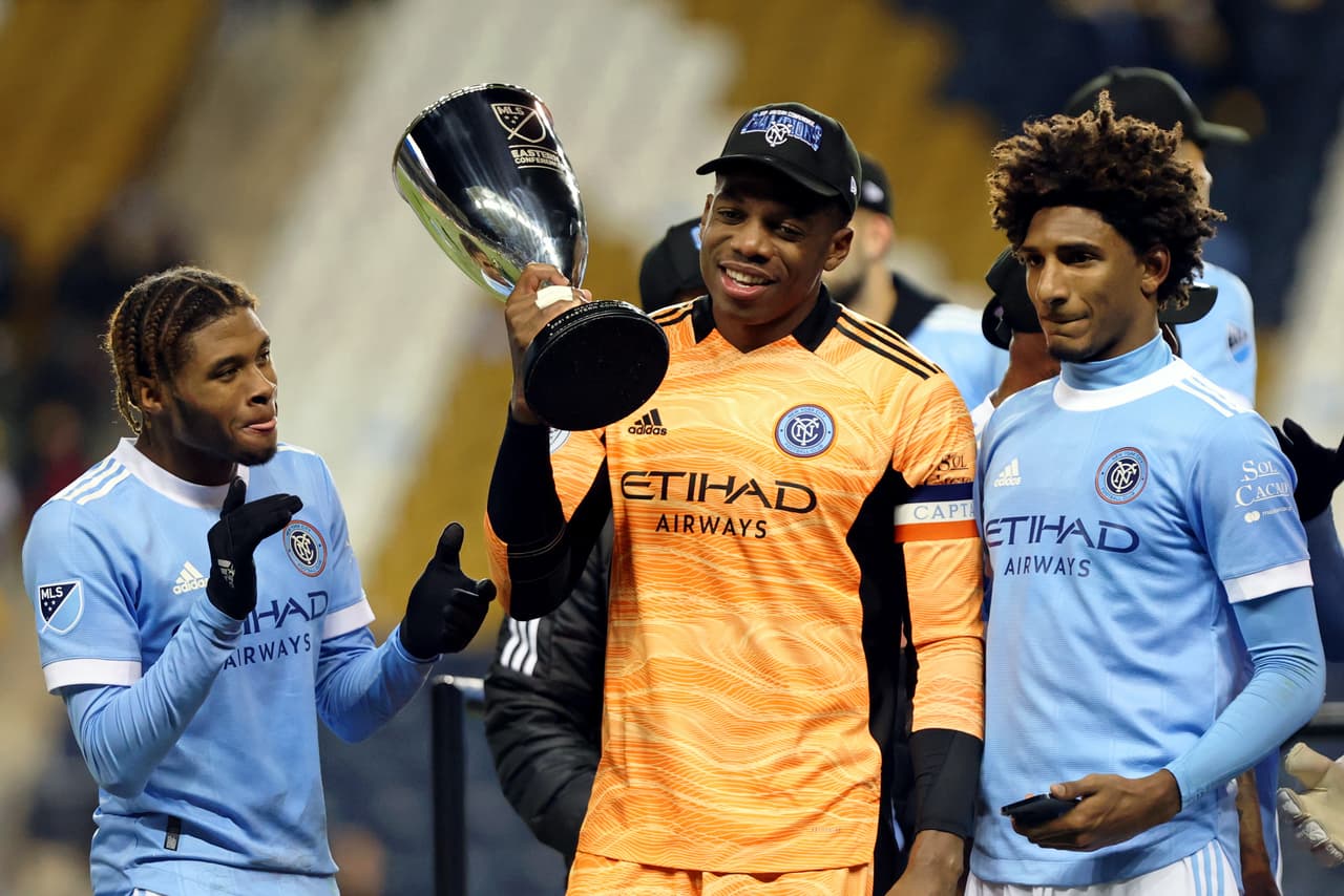 El capitán y arquero Sean Johnson fue el primero en levantar el trofeo como campeón de la Conferencia Este.
<br>