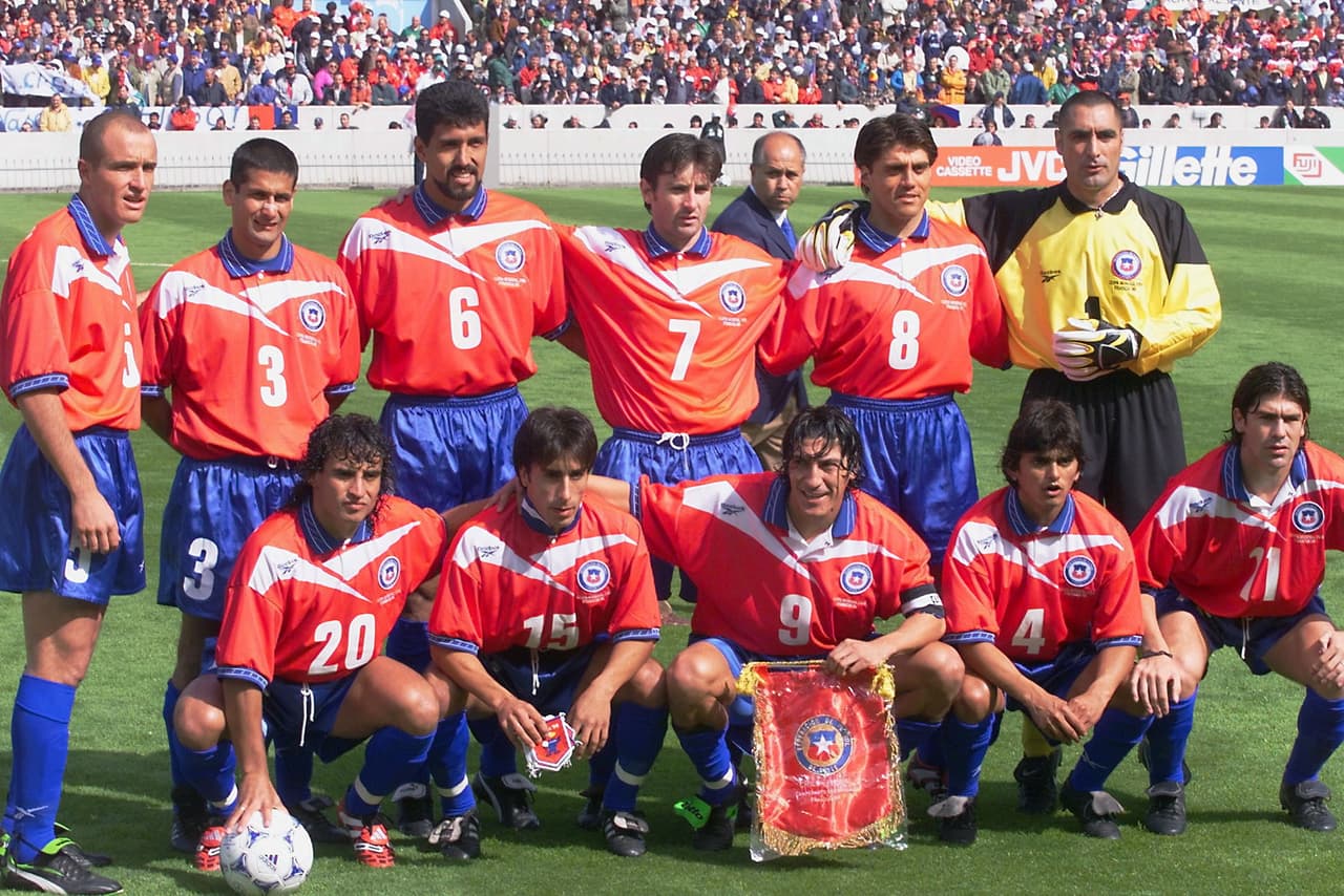 Tras 16 años sin jugar un Mundial, Chile reapareció en Francia 1998 y pasó a octavos de final sin ganar sus partidos de fase de grupos.