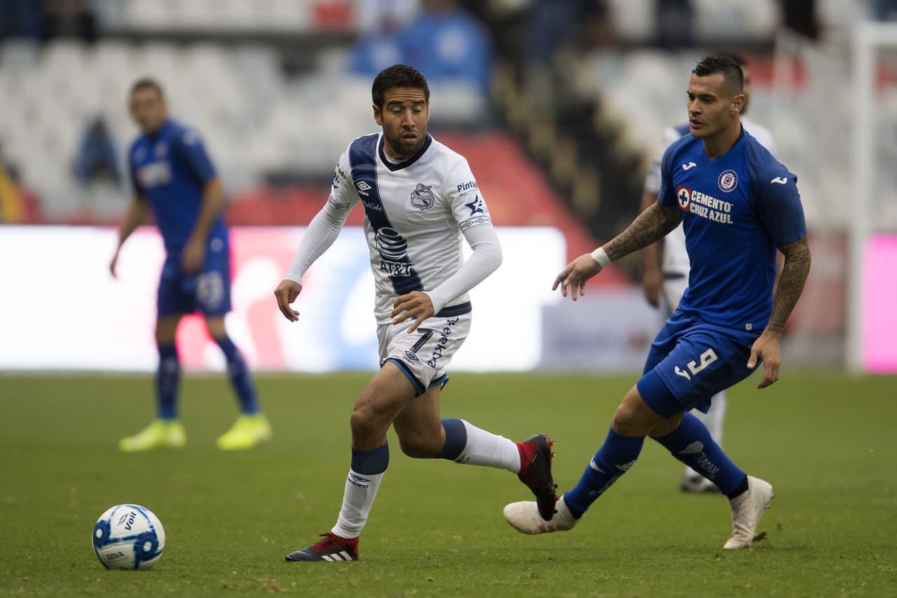 Los celestes buscaban asumir el mando del partido pero los visitantes desplegaban con rapidez al frente y eso evitaba que se metieran en su propia área.