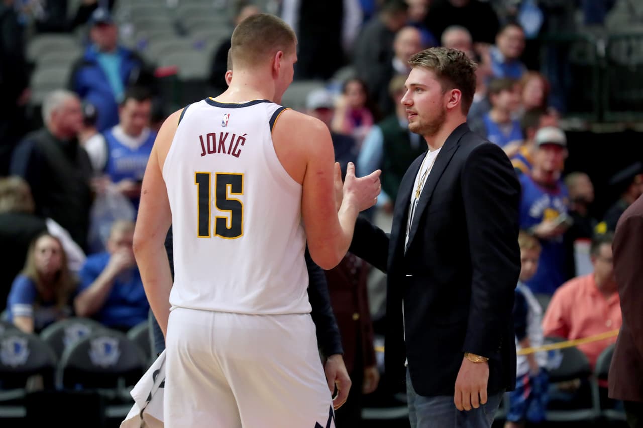 Nuggets 114-104 Mavericks: los de Dallas extrañaron al lesionado Luka Doncic y cayeron ante el segundo del Oeste, que ya suma 42 victorias. En el equipo de Denver, justamente, el mejor fue Nikola Jokic que por poco logra un triple-doble: 19 puntos, 13 rebotes y ocho asistencias.