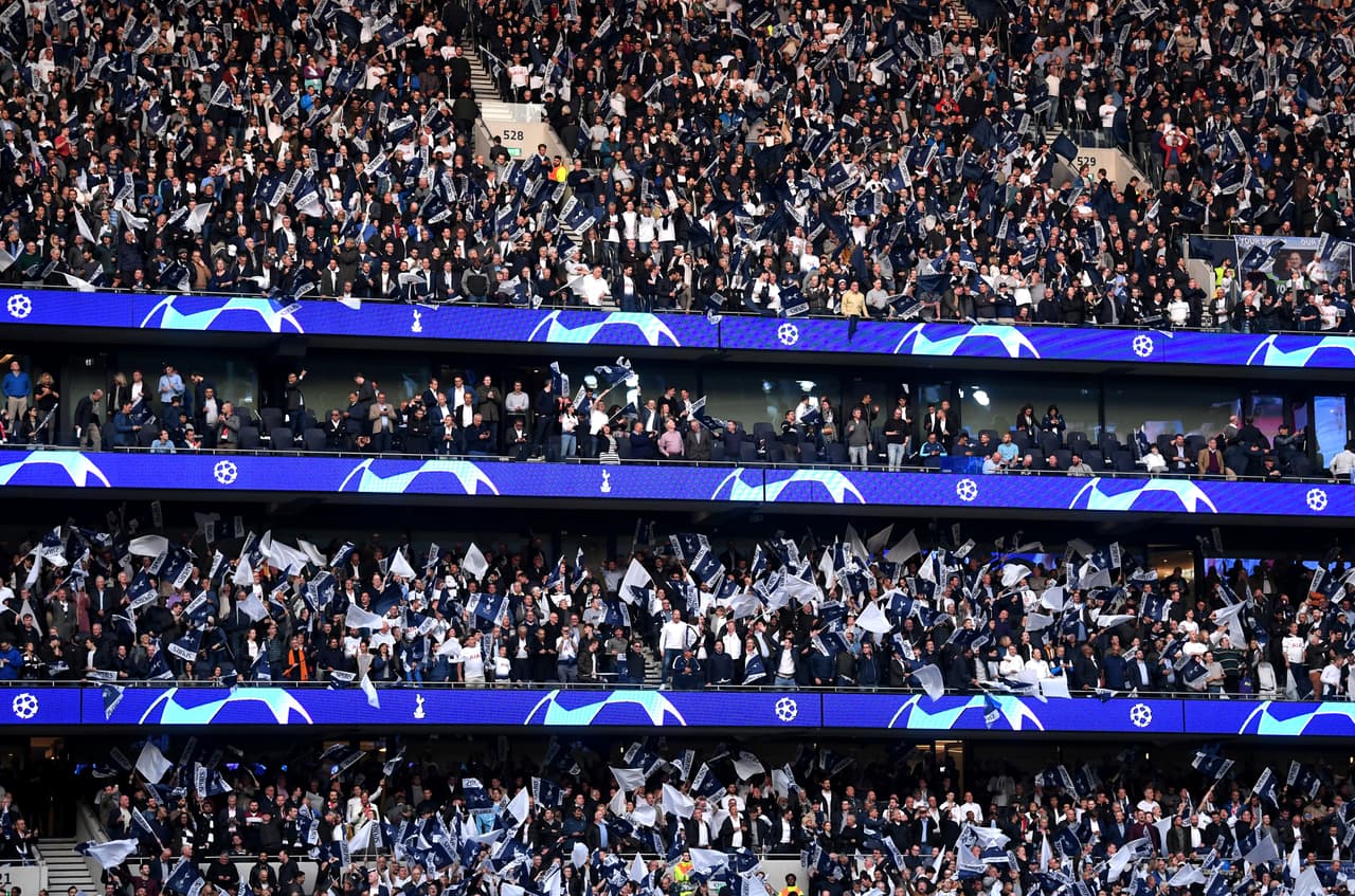 Un gran ambiente se vivió este martes en el inicio de las Semifinales de la UEFA Champions League entre el Tottenham Hotspur y el Ajax. Las aficiones de ambos equipos estuvieron a la altura en el nuevo estadio de los Spurs, en Londres, para dejar en el recuerdo una jornada innolvidable de fútbol europeo.
