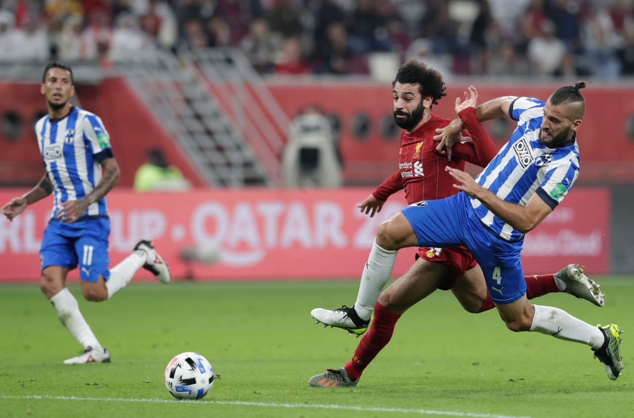 Nico Sánchez detiene el avance de Mohamed Salah con una barrida fuerte pero al balón.