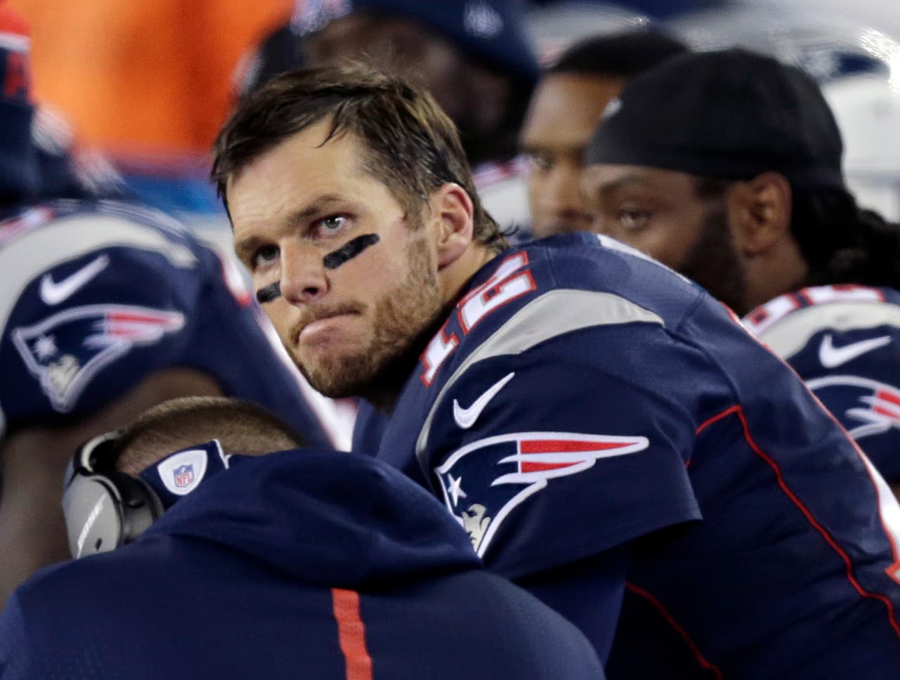 Los New England Patriots están en plena crisis, que no les llegó a mitad de temporada, los alcanzó ahora casi en la recta final, factor positivo porque todavía tienen tiempo para componer el camino, siempre y cuando conserven la calma, cosa que depende de dos personalidades clave, Bill Belichick y Tom Brady.