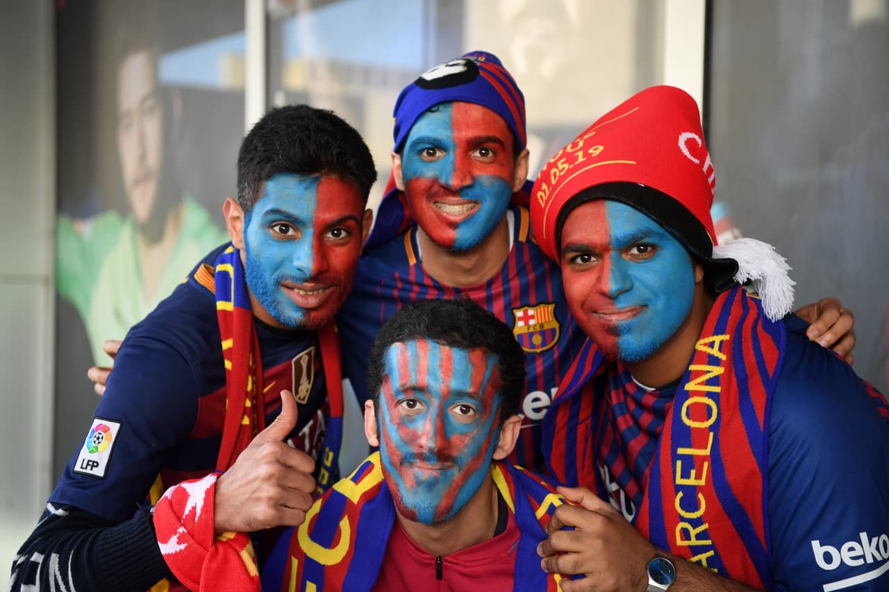 Desde muy temprano los fanáticos del Barcelona y del Liverpool se tomaron las calles del centro de la Ciudad Condal y los alredores del Camp Nou para prender el ambiente. Banderas, bufandas, rostros pintados, playeras y más hicieron parte de esta colorida previa en la Semifinal de la UEFA Champions League.