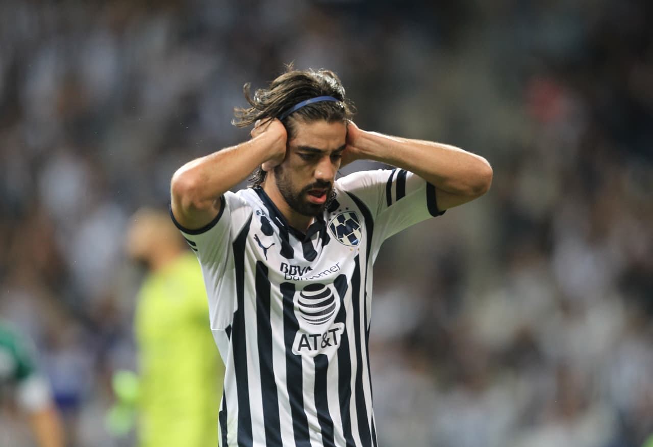 De este peculiar modo festejó el volante de Rayados el 1-0 mientras los aficionados enloquecían en las gradas con su fervor.